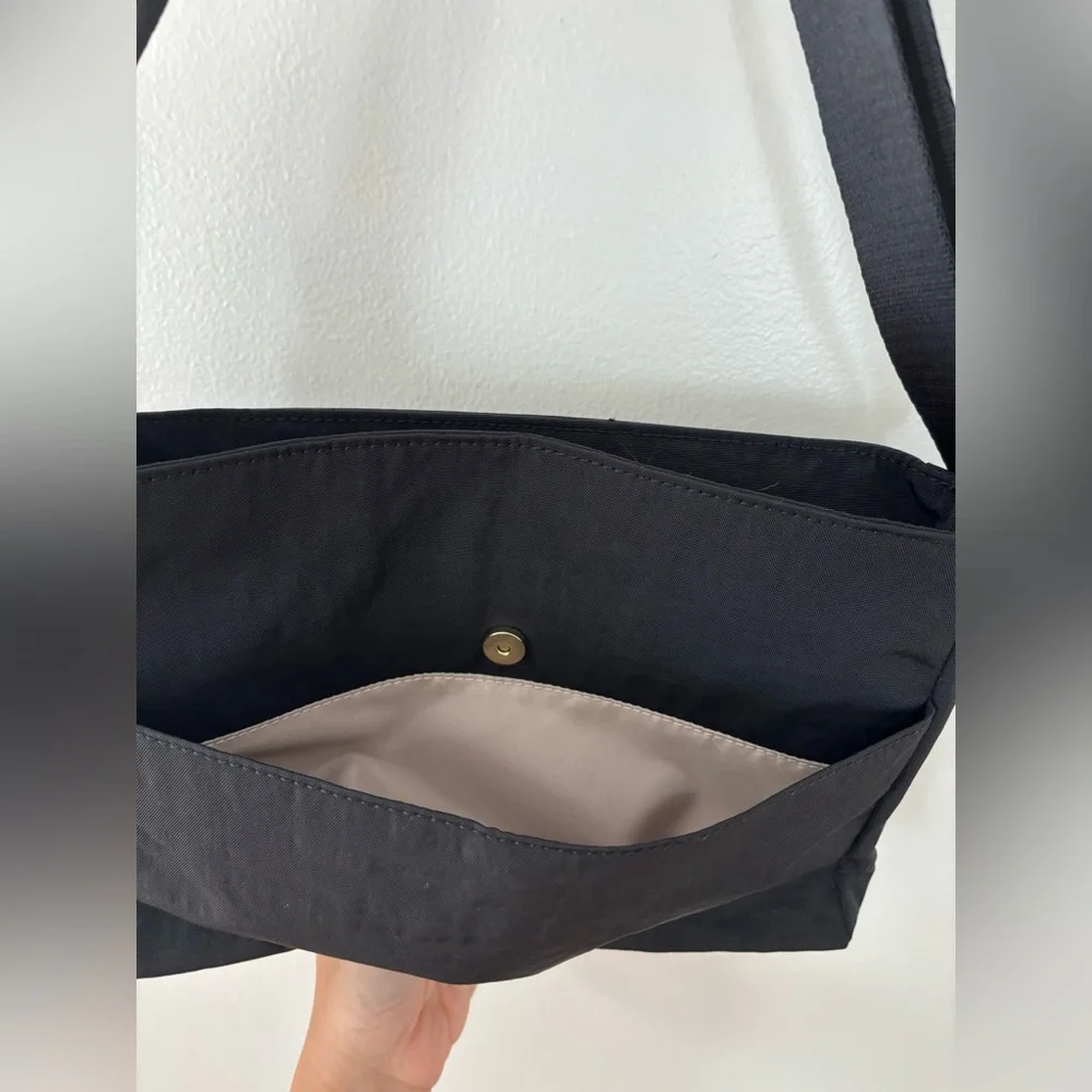Kipling Shoulder/Crossbody Bag Black Gold Hardware Like New Double Front Pockets - Picture 3 of 7
